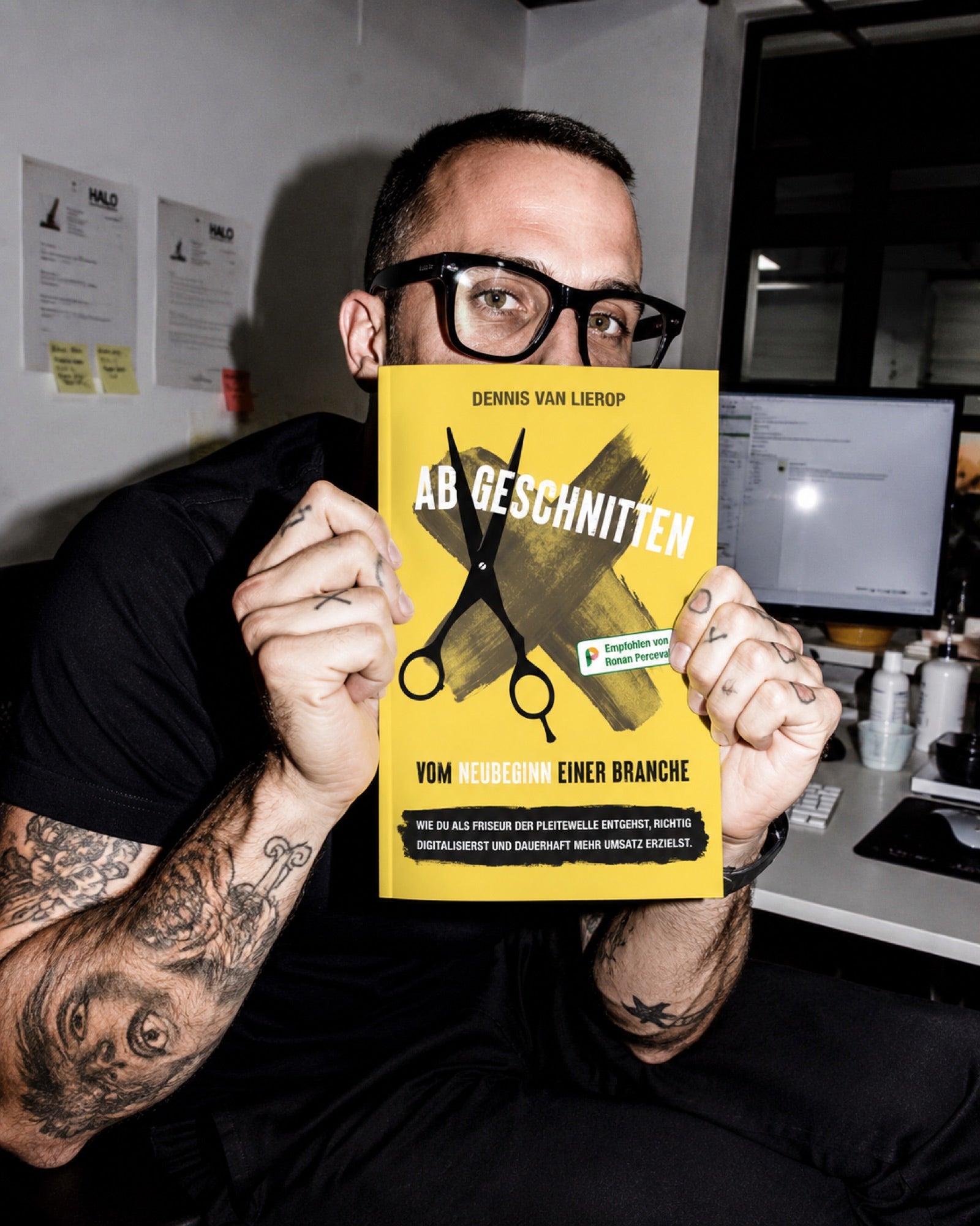 Dennis van Lierop mit dem Buch Abgeschnitten