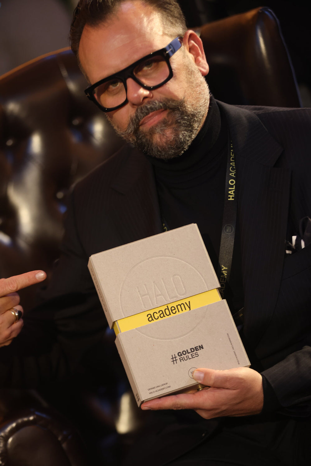 Dennis van Lierop mit der HALO GoldenRules Box
