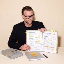 Julian Seidel zeigt das aufgeschlagene HALO Analyse-Dossier, davor GoldenRules Box und Golden Rule Card