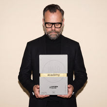 Dennis van Lierop hält die HALO GoldenRules Box vor sich