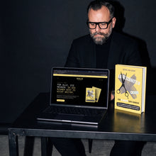 Dennis van Lierop am Laptop mit der Buchseite, daneben das Buch Abgeschnitten