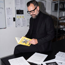 Dennis van Lierop liest im Buch Abgeschnitten
