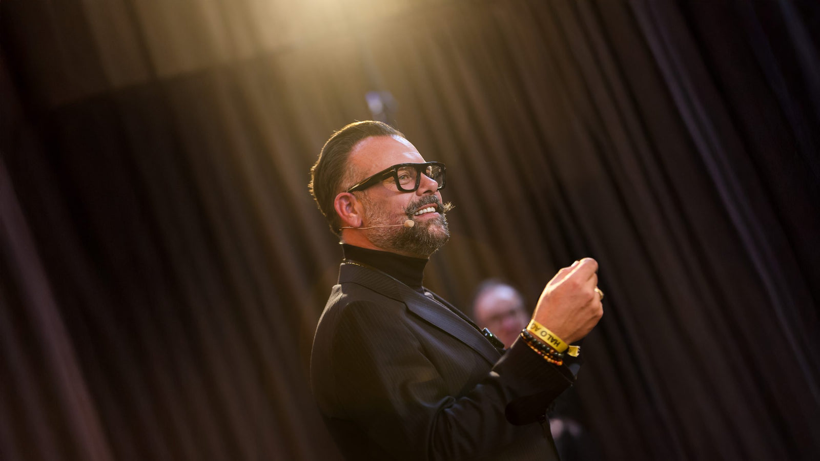 Dennis van Lierop spricht vor Saloninhabern